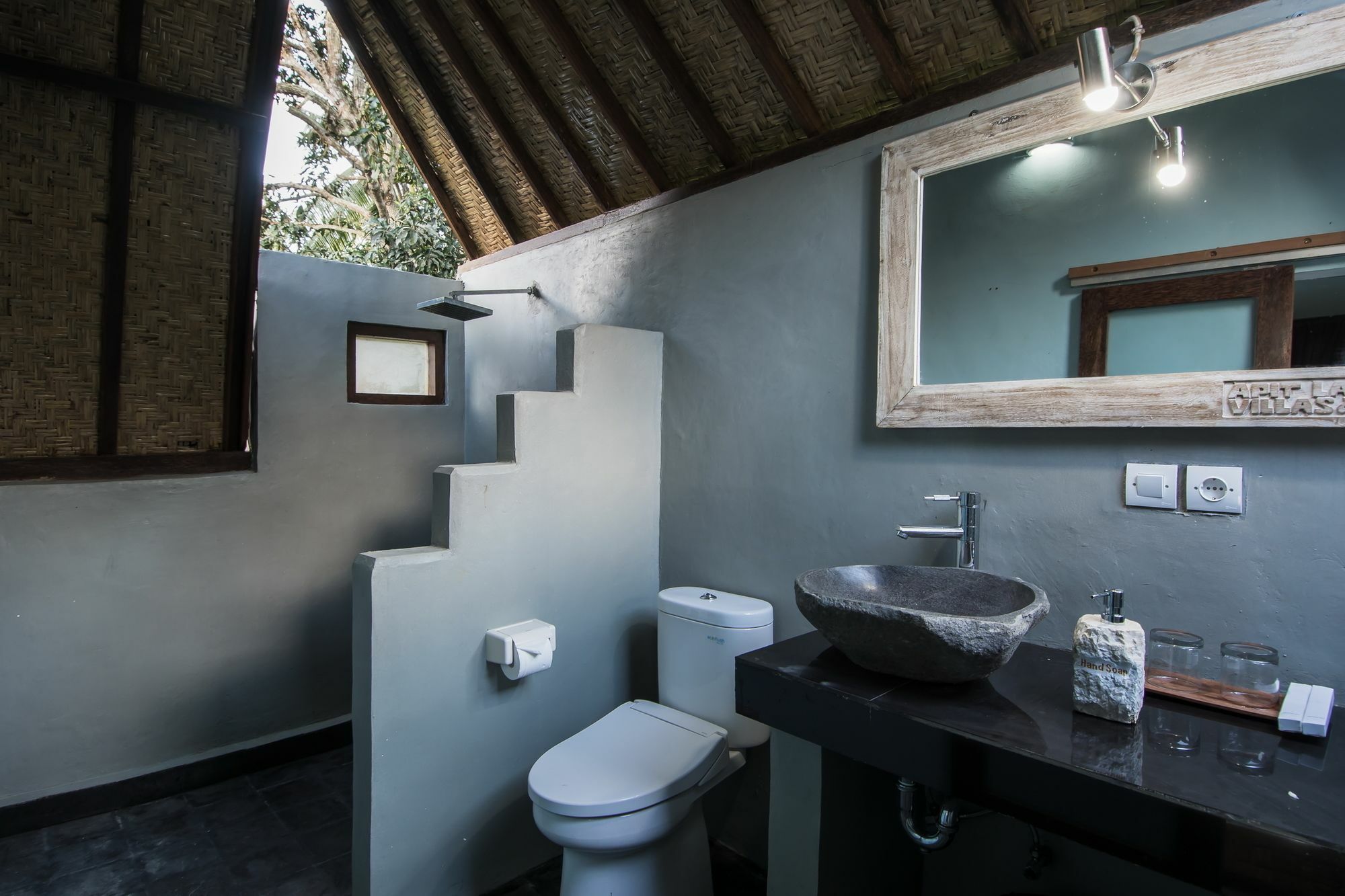 Apit Lawang Villas & Resto Batununggul Exterior photo